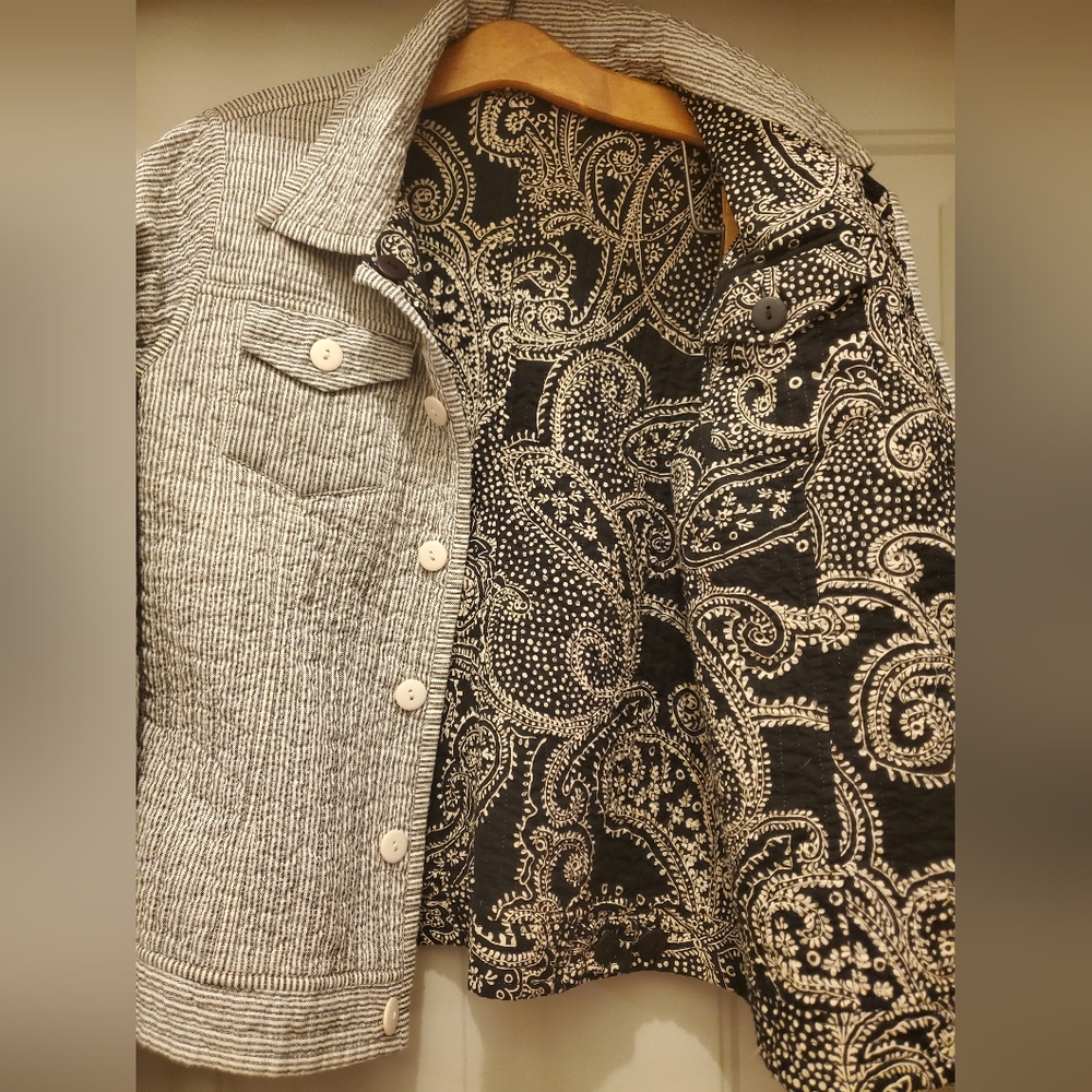 Vintage reversible quilted jacket in excellent condition. Size M.